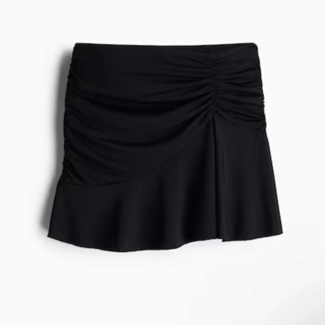 Svart kortkjol med rynkdetaljer