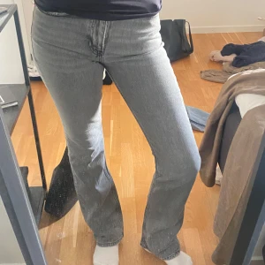 Grå bootcut jeans - Säljer mina midwaist gråa jeans som inte längre kommer till användning🤍💕