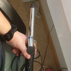 Locktång  - Locktång, av o på knapp, köpte den för typ ett halvår sen för ja ville lära mig locka håret men fofarande inte lärt mig 😅 funkar bra, den lockar fint men bara ja som inte vet hur man använder den, köpte den på internet, 
