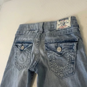 True religion jeans  - Snygga ljusblå jeans från True Religion! Söta men passar tyvär inte! Är low waist. Pris KAN diskuteras!💕
