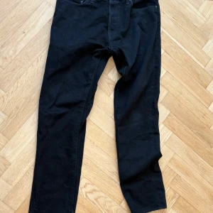 Svarta jeansbyxor från Carhartt - Svart jeans fårn Carhartt, storlek 34/32.