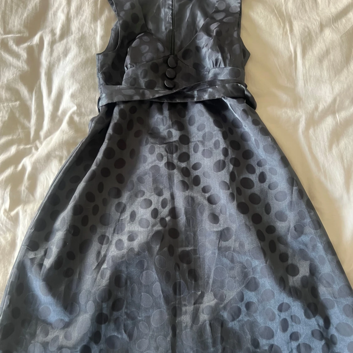 Grå prickig klänning från Soaked in Luxury - 1