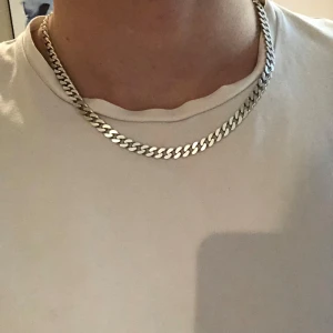 Silver kedja - Snyggt silver halsband med klassisk kedjedesign. Perfekt för att ge en stilren touch till din outfit. Kedjan har en säker låsning som gör den enkel att bära. Den är 51 cm lång och i äkta silver (se 925 märkningen).😊