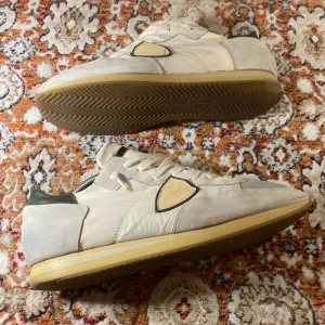 Philippe Model Skor  - Hej! Säljer nu mina skor från märket Philippe Model , storlek 44, bra skick. Givetvis äkta, Tveka inte på att höra av dig om du har frågor eller funderingar kring skorna!