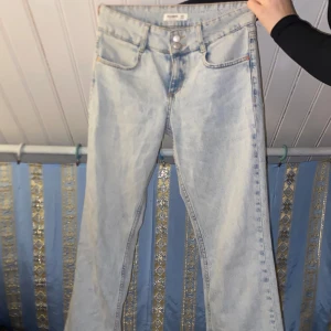 Ljusblå jeans från Pull&Bear - Snygga ljusblå jeans från Pull&Bear med en klassisk femficksdesign. De har en rak passform och är perfekta för en avslappnad stil. Tillverkade i Turkiet med högkvalitativt denim.