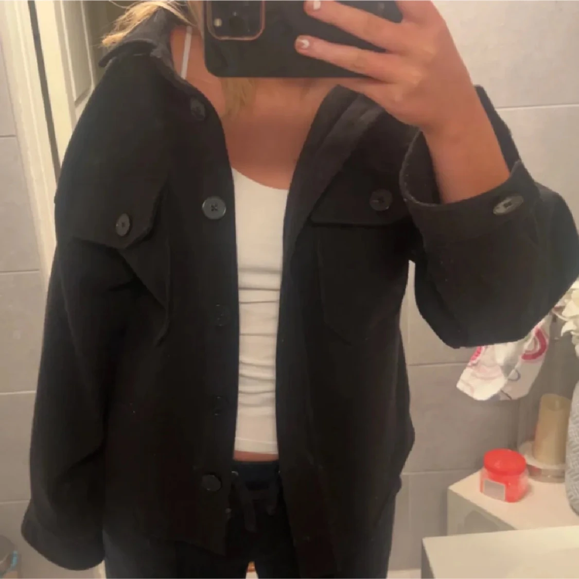 Svart jacka med knappar