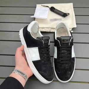 Valentino flycrew  - Säljer dessa sjukt feta och eftertraktade valentino flycrews som är perfekta sommarskor! Färg: svart mocha. Skick 8/10 endast 2 nitar saknas! Size 40 fits 41-42! Vad ingår? Snören samt orginal kvitto👌 hör av dig vid minsta fundering 🤩