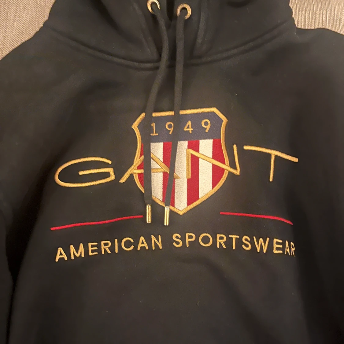 Svart hoodie från GANT - 1