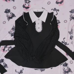 Honey Cinnamon Jirai Kei Set Up - Limited collab Set Up från det japanska märket Honey Cinnamon. Setet kommer med en lång topp och shorts, som är mycket populärt inom jirai kei. Ärmarna är i mjuk spets och kragen dekoreras med bijou knappar. Shortsen är stretch och öppnad med en dragkedja fram till. Toppen har en dragkedja i ryggen och waist ties. Setet är ’free size’ och skulle relommendera till någon som bär XXS-mindre S. !rekommenderar spot washing i kallt vatten, tyget kan blöda! 