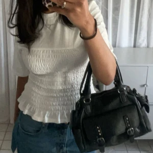 Vit smockad t-shirt - Söt vit smockad t-shirt från h&m.☺️