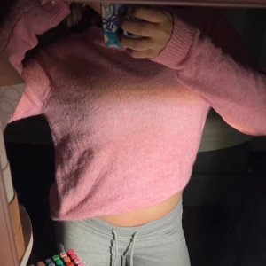 Rosa croppad tröja från Vero Moda -  Tröjan är stickad och har långa ärmar med ribbade muddar. Perfekt för en avslappnad stil. Vet inte helt storlek men skulle chansa på S/M