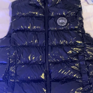 Canada Goose väst - Säljer en snygg svart glansig vest från Canada Goose. Lägsta jag kan go är 500