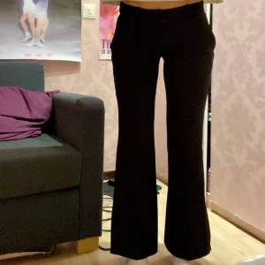 Svarta bootcut kostymbyxor från BikBok🖤 - Säljer dessa populära, snygga, svarta bootcut kostymbyxor från BikBok i storlek 34 petite-längd. De är lågmidjade och har en slits vid ben slutet. Byxorna har en stilren look och är tillverkade i ett hög kvalitativt material. Endast provade!✨