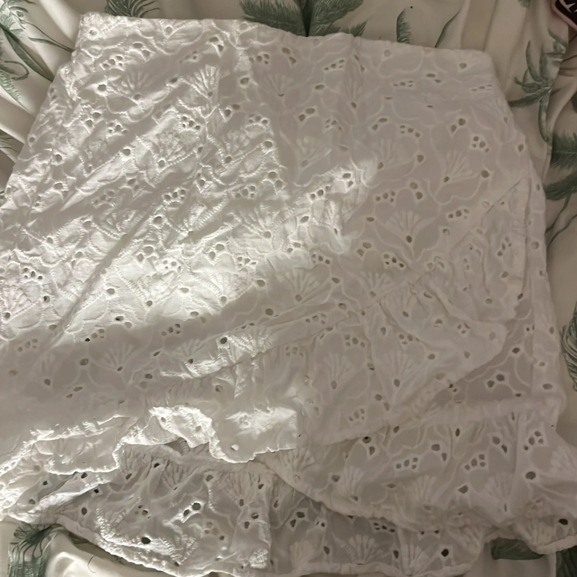 Vit broderad kortkjol