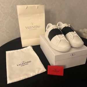 Valentino Garavani sneakers - Snygga Valentino Garavani sneakers i vitt skinn. Storlek 43 dem är endast provade allt du ser på bilden får du med. PM för mer info.