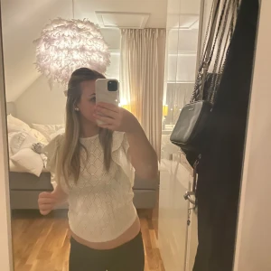 Vit blus från Lindex - Säljer en söt vit blus från Lindex med volangdetaljer på ärmarna. Jag säljer denna blusen då den inte kommer till användning. Använd endast två gånger och i jätte fint skick. Ordinarie pris: 350kr men finns inte längre 