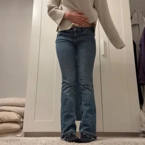 Lågmidjade bootcut jeans - Jättefina mörkblå lågmidjade jeans från Zara. I storlek 38 men skulle säga att de även passar storlek 36. De är nerlagda längst ner för att de var för korta för mig🥰 skriv gärna vid frågor🥰