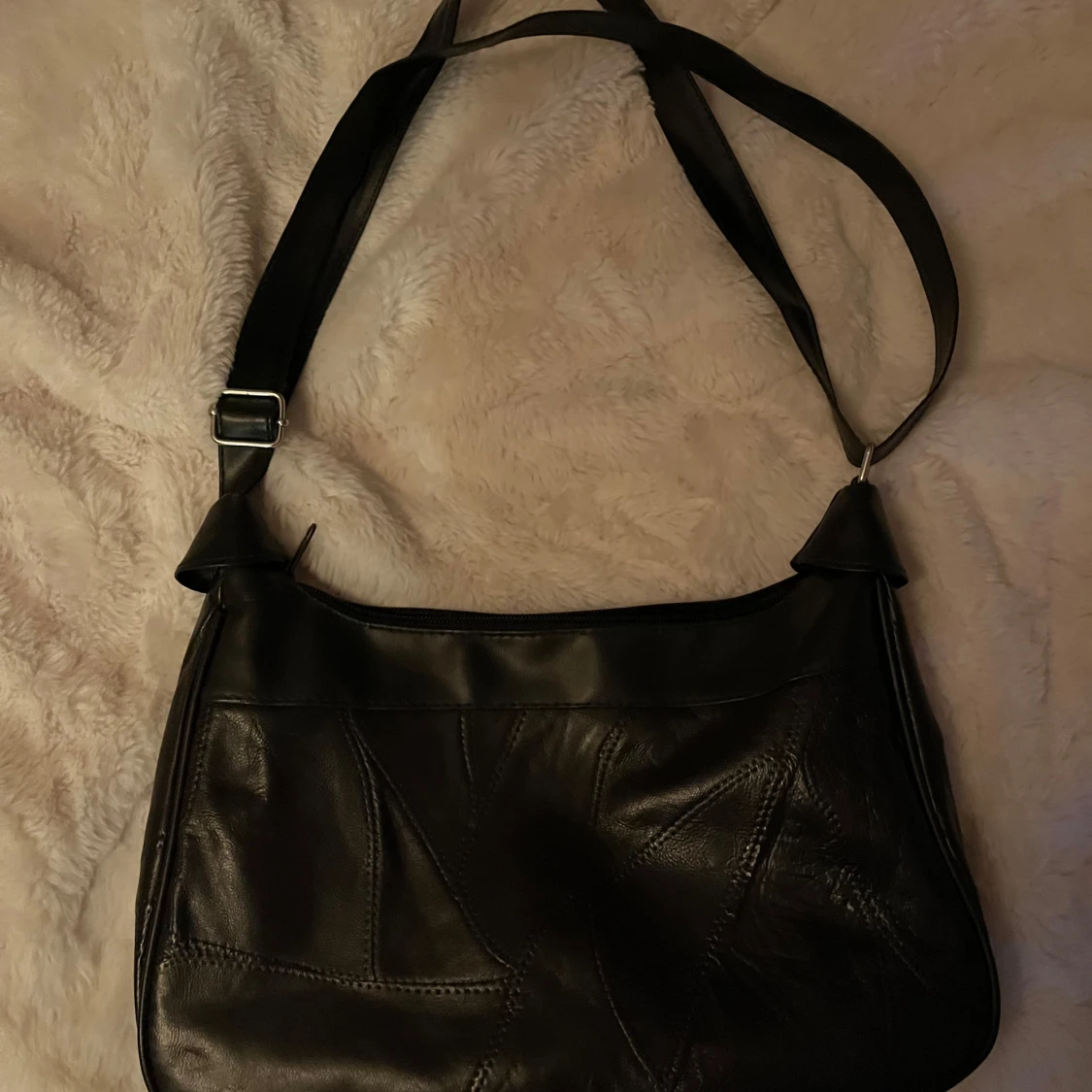 Svart axelväska med fransdetalj - 2