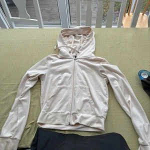 Vit hoodie från Gina Tricot - Säljer en stilren vit hoodie från Gina Tricot i storlek M. Den har en dragkedja framtill och en praktisk huva med snören. Perfekt för en avslappnad look. Materialet är sååå mjukt!! En sååå mysig tröja 💕🌸💕💕🤩🤩