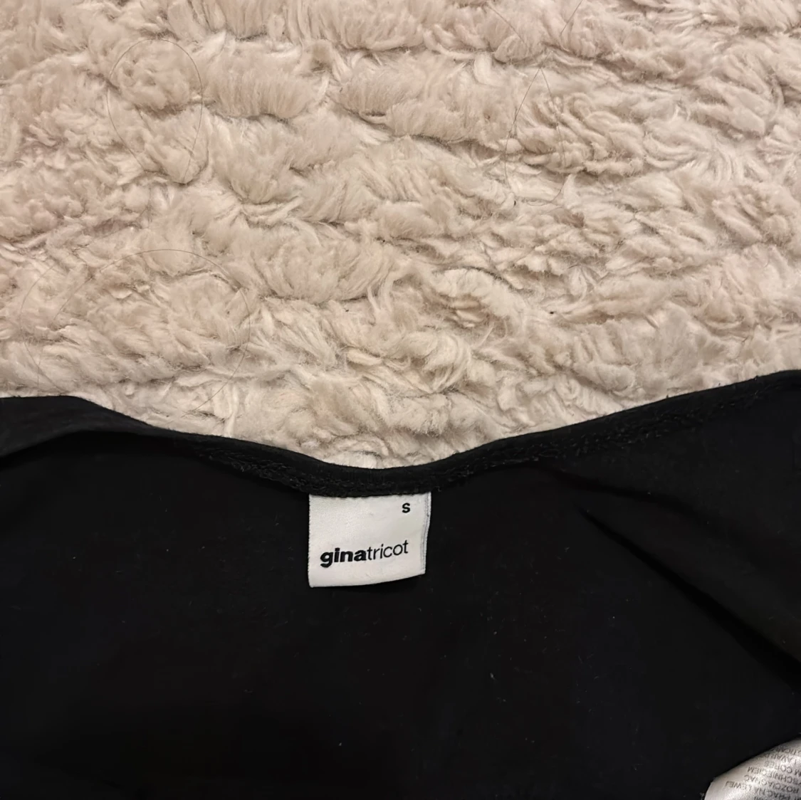 Svart linnetopp från Gina Tricot - 1