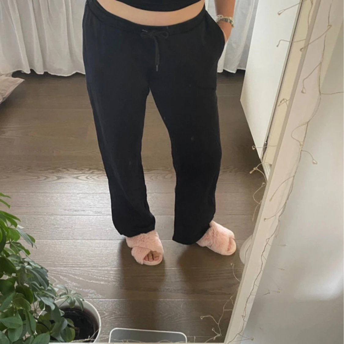 Svarta raka mjukisbyxor med knytning i midjan