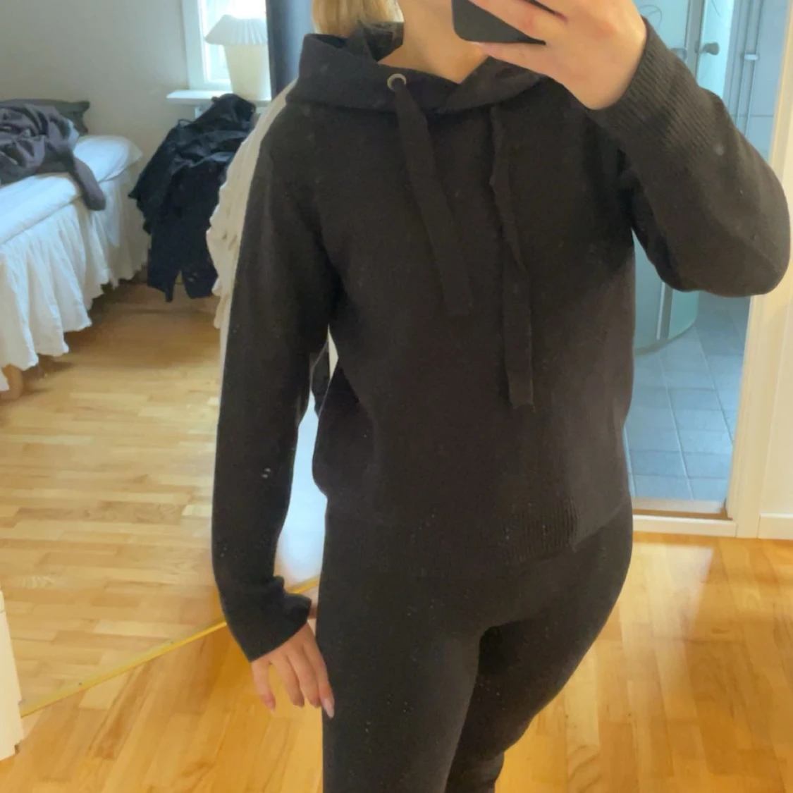 Svart stickad hoodie