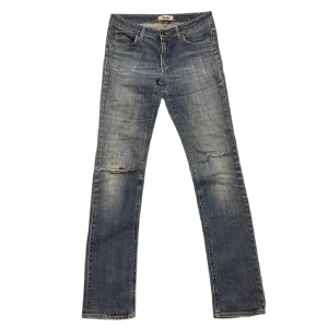 Acne studios jeans - Snygga blå jeansbyxor med en klassisk straight passform. De har diskreta slitningar på framsidan och en traditionell femficksdesign. Perfekta för en avslappnad stil. Skriv om du har frågor!