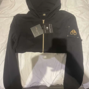 Mosse knuckles kofta - En helt ny moose knuckles kofta som säljs på grund utav fel storlek så ej använd ute. Fick den idag så den är endast testad med lapparna kvar på dragkedjan köpt på johnells så kvitto finns. Nypris 4500, mitt pris 2500kr.