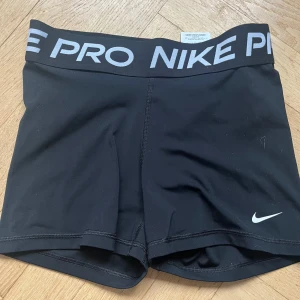 Nike PRO shorts - Säljer mina gamla Nike pros! Byxorna är perfekt för träning eller för att chilla i. Jag har använt byxorna ett par gånger men det finns inga synliga defekter. Priset kan diskuteras🥰💞