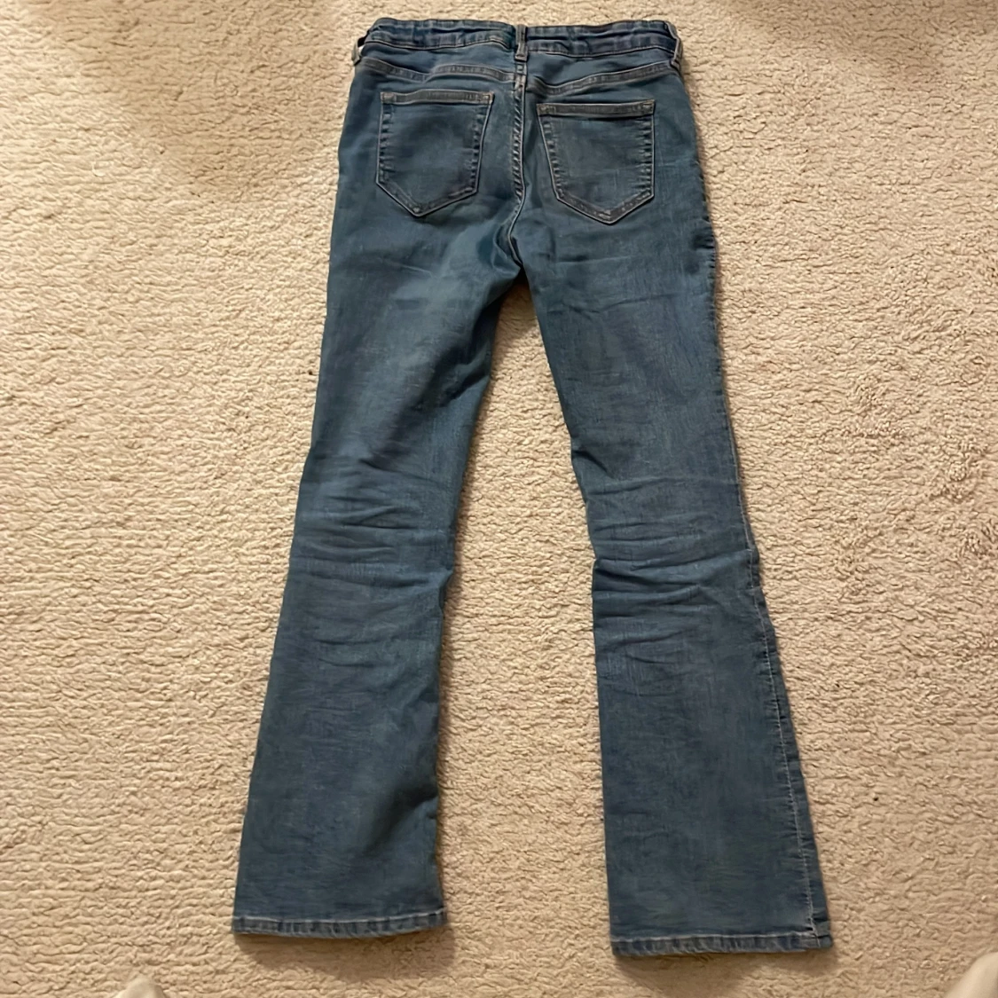 Blå flared jeans från H&M - 1