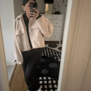 Beige teddyjacka - Säljer en mysig beige teddyjacka med en croppad passform. Jackan har långa ärmar och stora fickor framtill. Storlek L men sitter bra på mig som har S vanligtvis 💕☺️