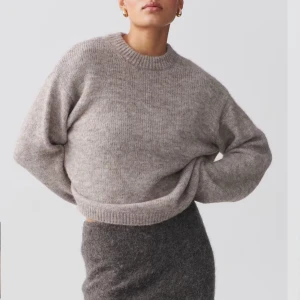 Beige stickad tröja från Gina tricot - Slutsåld stickad tröja i beige från Gina tricot. Säljer pga att jag inte får någon användning för den längre💕pris kan diskuteras!