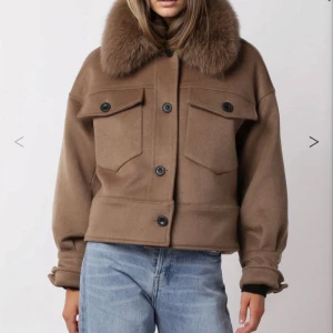 Brun kappa med pälsdetalj - Hej! Någon som är intresserad att byta eller köpa min beiga meotine kappa till en grå? Storlek xs/s ser helt ny ut och väldigt få gånger använd! 