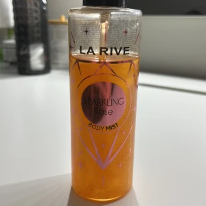 La Rive Sparkling Rose Body Mist - glittrande body mist från la rive. säljer för att den inte kommer till användning. har tappat bort korket så det kommer inte med. 