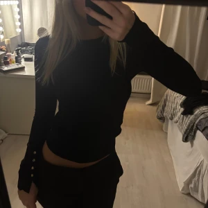 Svart långärmad  - Svart tunn stickad från ZARA i stl S som inte kommer till användning 🤍