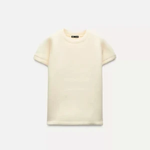 Beige stickad t shirt  - Super fin stickad t shirt från Zara med prislappar kvar! Storlek L men passar även M💓slutsåld på hemsidan 