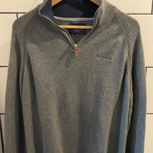 Bondelid half zip - Grå half zip från Bondelid, knappt använd så i nyskick. Strl M, passar även S. Nypris 699 kr. 