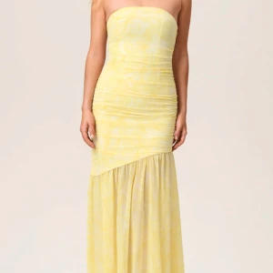 Gul axelbandslös långklänning från adoore - Jättefin klänning från adoore helt ny med lappen kvar💗