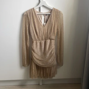 Champagnefärgad klänning från MEET ME THERE - Supersnygg klänning från MEET ME THERE💛helt ny med lapparna kvar, stl s/m