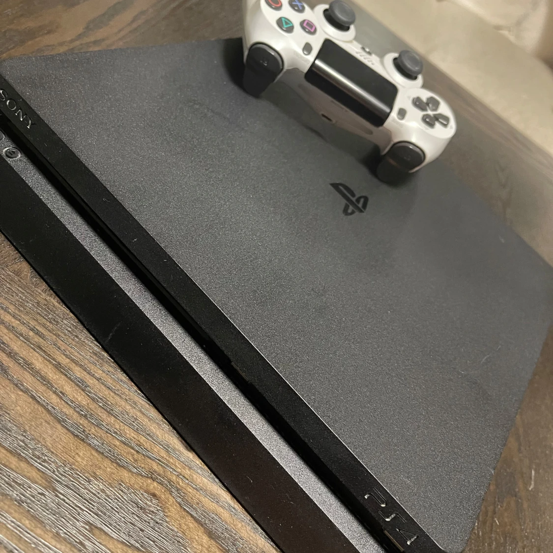 Svart PlayStation 4 med handkontroll - 1