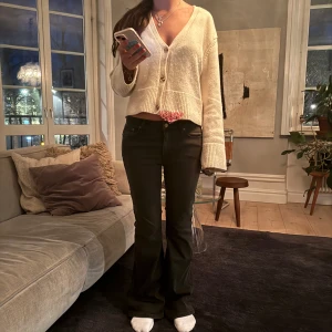 Svarta bootcut jeans - Snygga jeans från weekday