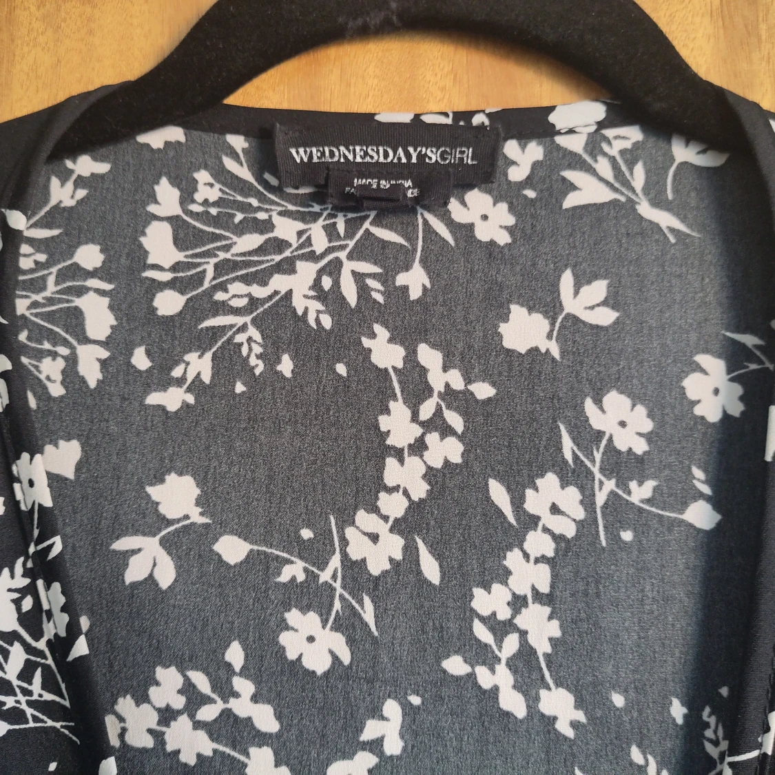 Svart blommig klänning från Wednesday's Girl - 1