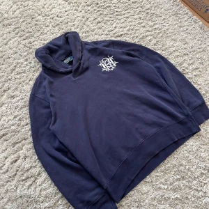 Ralph Lauren Rugby Sweatshirt – Navy Blå – Vintage & Unik - Säljer denna stilrena och sällsynta Ralph Lauren Rugby sweatshirt i marinblått. Tröjan är i utmärkt skick, utan större slitage eller defekter. Den har en snygg, avslappnad passform och är tillverkad i kvalitativt och slitstarkt material.  Storlek:M Färg: Marinblå Material: 84% bomull 16% akryl Detaljer: Broderad Ralph Lauren Rugby-logga på bröstet  väldigt ovanlig variant därav det dyra priset