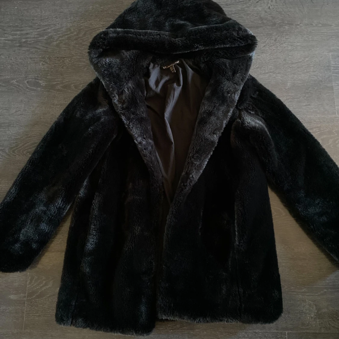 Svart pälsjacka med huva