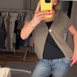 Populär zara kofta  - Säljer min populära kofta från zara då jag inte använder den längre. Är i storlek XL men passar mig som vanligtvis har S💗 Är ca 170cm i referens 