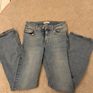 Low waist bootcut jeans - Snygga lågmidjade blå jeans från Gina tricot med en klassisk femficksdesign. De har en dragkedja och knapp framtill samt en bekväm passform.  Fin och modern bootcut design med låg midja! Innerbens längd 78cm, tvärs över midjan 31cm