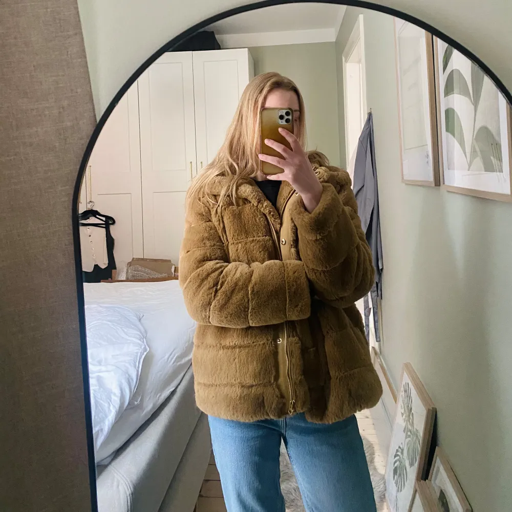 Jacka i färgen ”Khaki” från Samsøe Samsøe. Köptes för cirka 2000 kr för några år sedan och den har används sparsamt. Jackan är väldigt varm och mysig 🌸❄️. Takit.