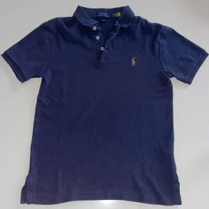 Polo Ralph lauren piké  - |Säljer en marinblå piké från polo Ralph lauren|Storlek xs/s| väldigt bra skick(inga defekter) | pris kan diskuteras 💯💯|