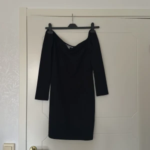 Klänning - Tight offshoulder klänning. Fint skick!