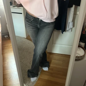 Gråa raka jeans från Zara - Snygga gråa raka jeans från Zara med en klassisk femficksdesign. Jeansen har en bekväm passform och är perfekta för en avslappnad stil. De har en dragkedja och knapp framtill. Jag är 168 cm.
